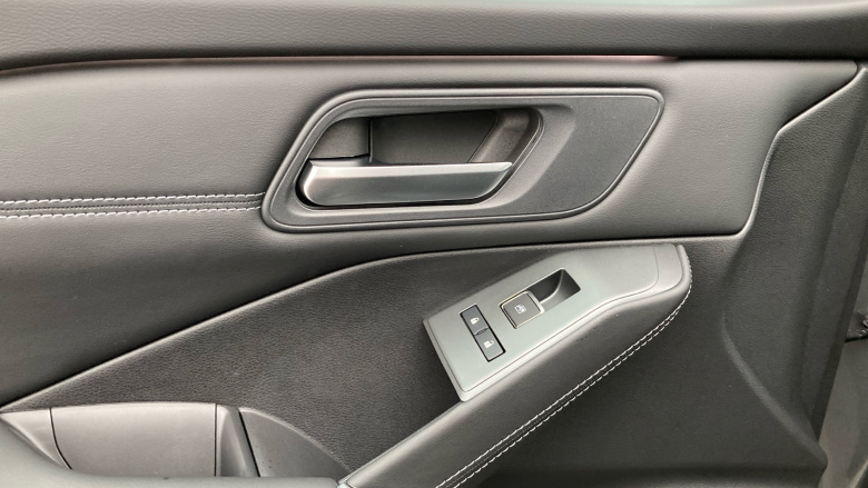 Nissan Qashqai 1.3 DiG-T MH N-Connecta [Glass Roof] 5dr Petrol Hatchback